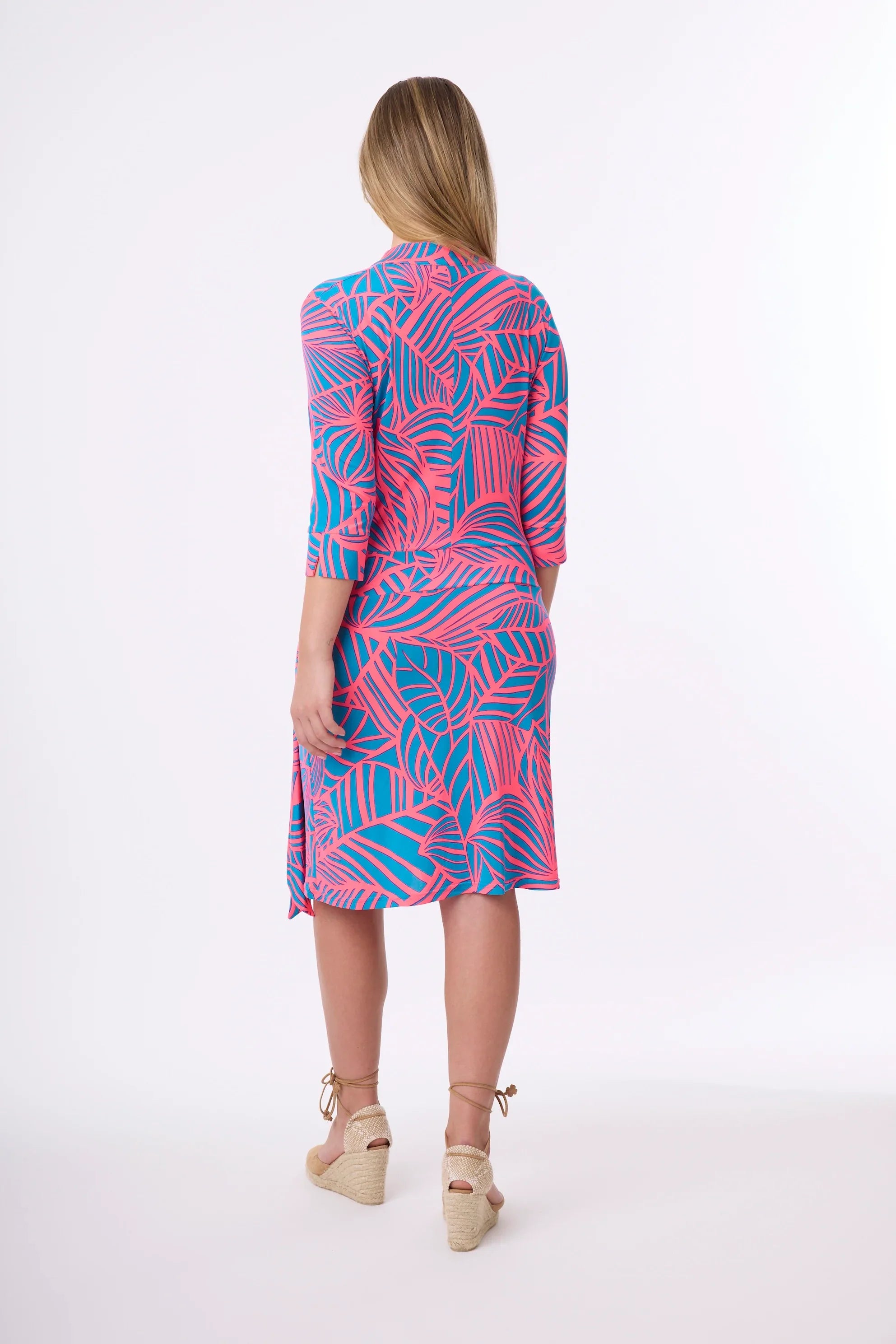 Elegantes, kurzes Sommerkleid im Print Neon Leaf vom Hamburger Modelabel stegmann mode