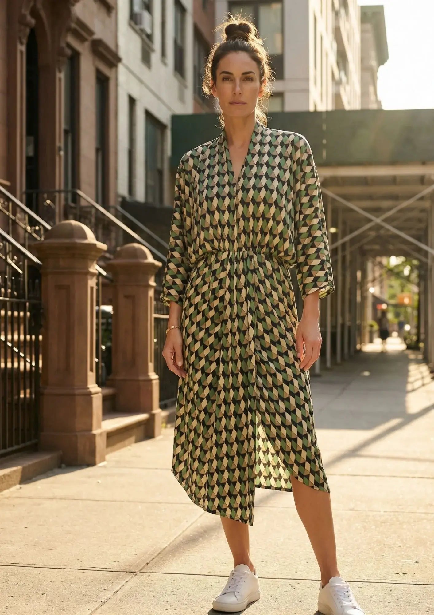 KI Modell im urbanen Umfeld im Kleid Sara im Print Kaleidoscope vom Hamburger Modelabel stegmann mode