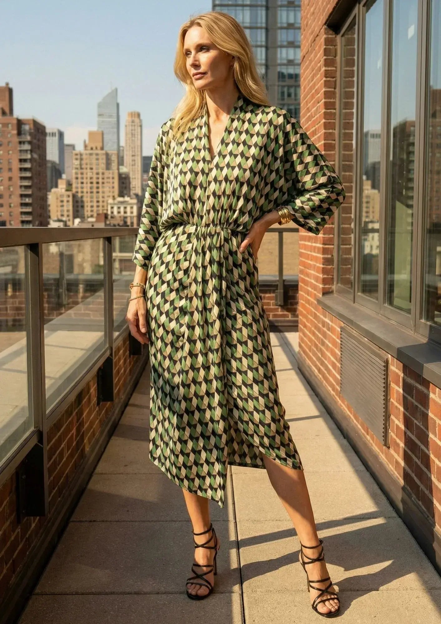 KI Modell im urbanen Umfeld im Kleid Sara im Print Kaleidoscope vom Hamburger Modelabel stegmann mode
