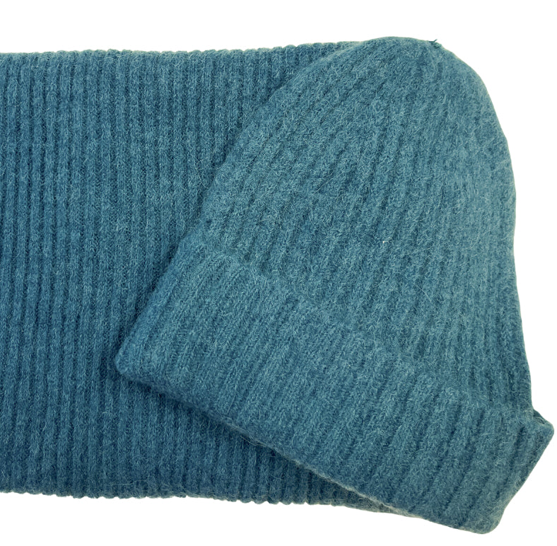 Produktfoto vom Set bestehend aus Schal und Mütze in Petrol vom Hamburger Modelabel stegmann mode