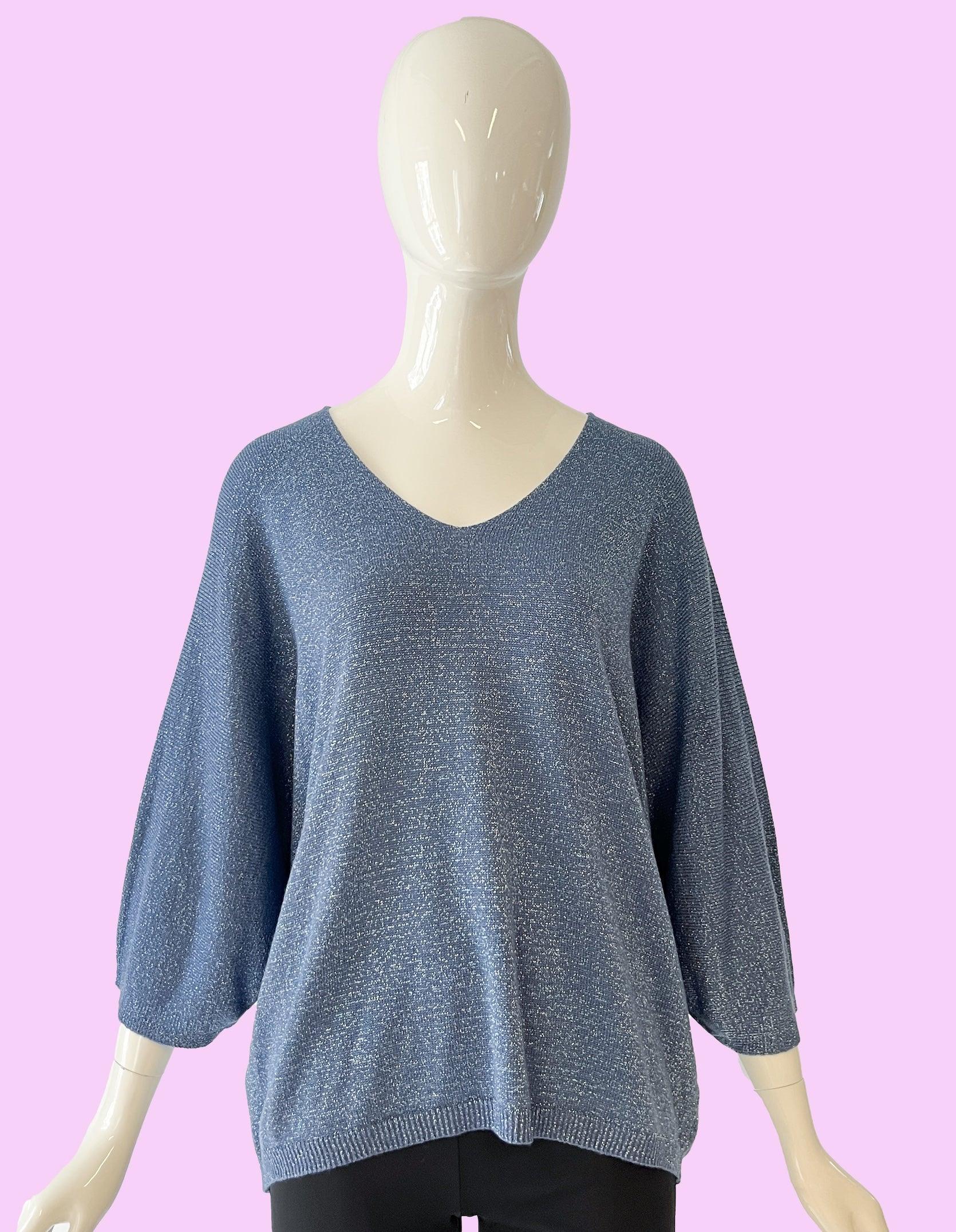 Produktfoto Pullover in Bleu Canard mit Glitzergarn und V-Ausschnitt vom Hamburger Modelabel stegmann mode