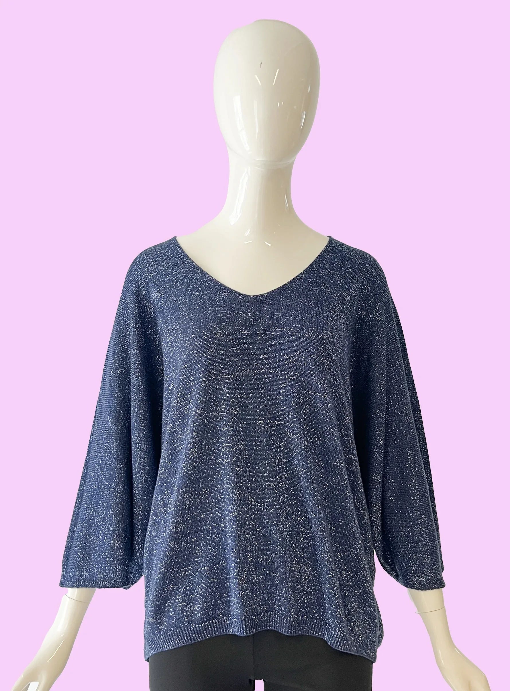 Produktfoto Pullover in Bleu Royal mit Glitzergarn und V-Ausschnitt vom Hamburger Modelabel stegmann mode