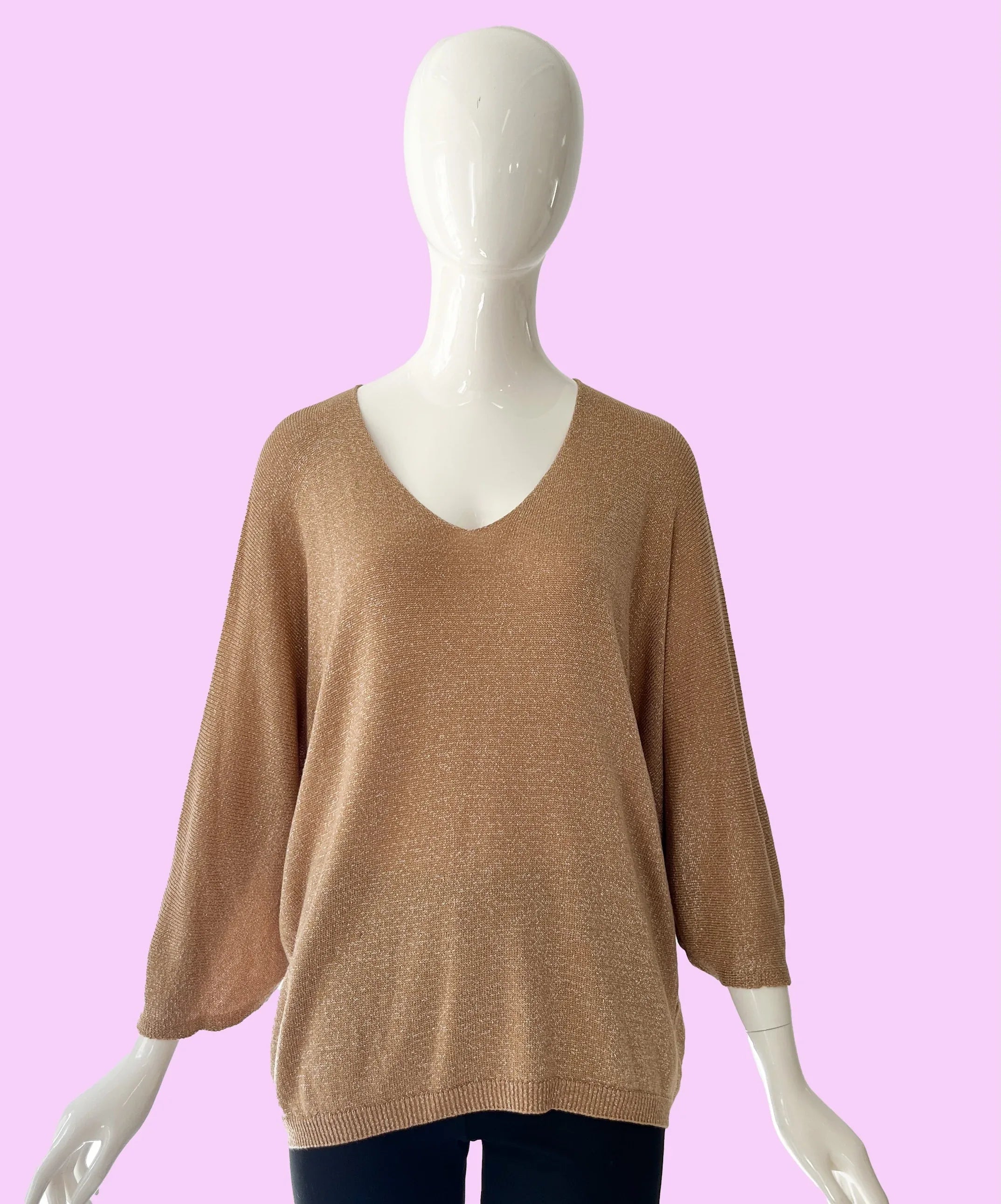 Produktfoto Pullover in Camel mit Glitzergarn und V-Ausschnitt vom Hamburger Modelabel stegmann mode