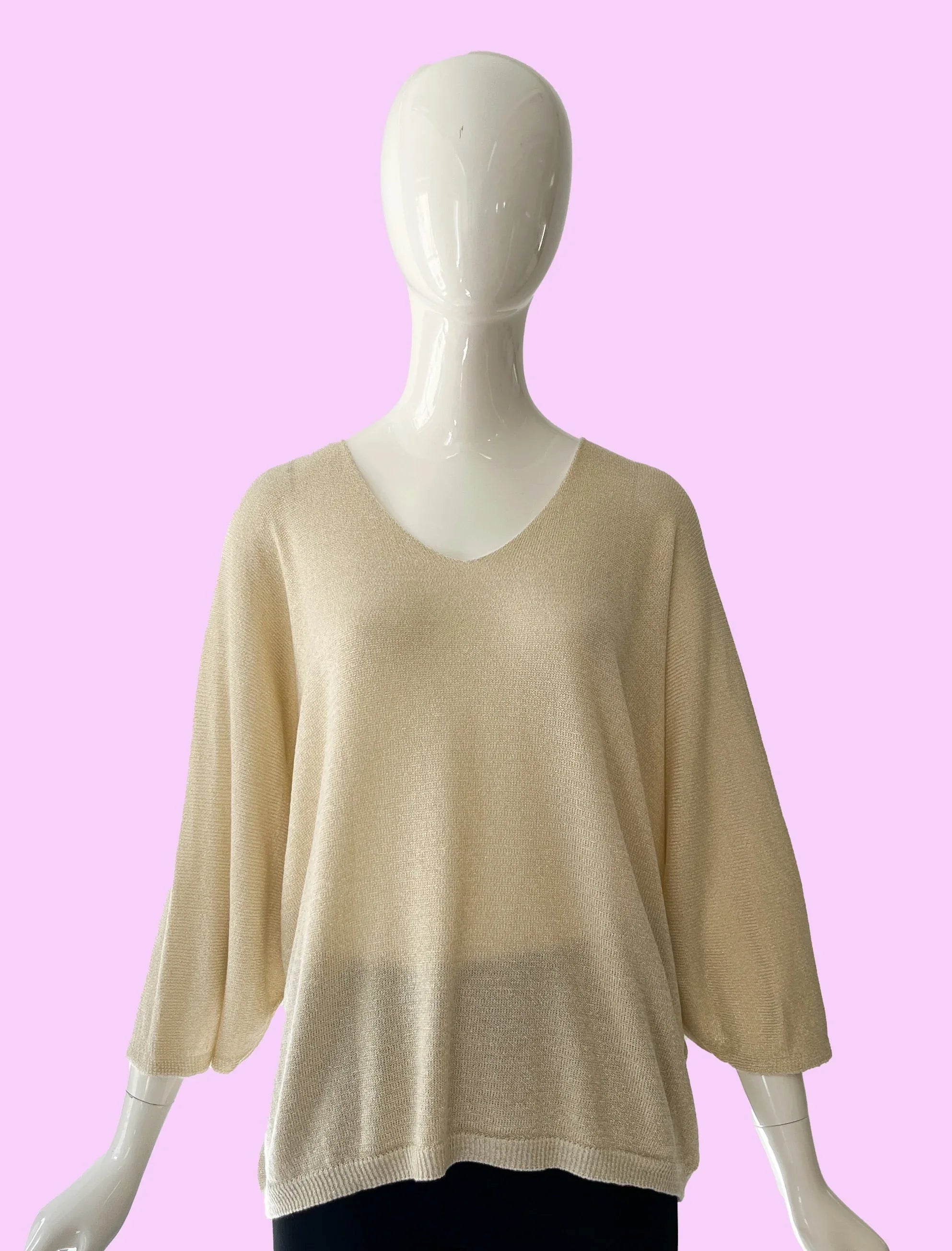 Produktfoto Pullover in Ecru mit Glitzergarn und V-Ausschnitt vom Hamburger Modelabel stegmann mode