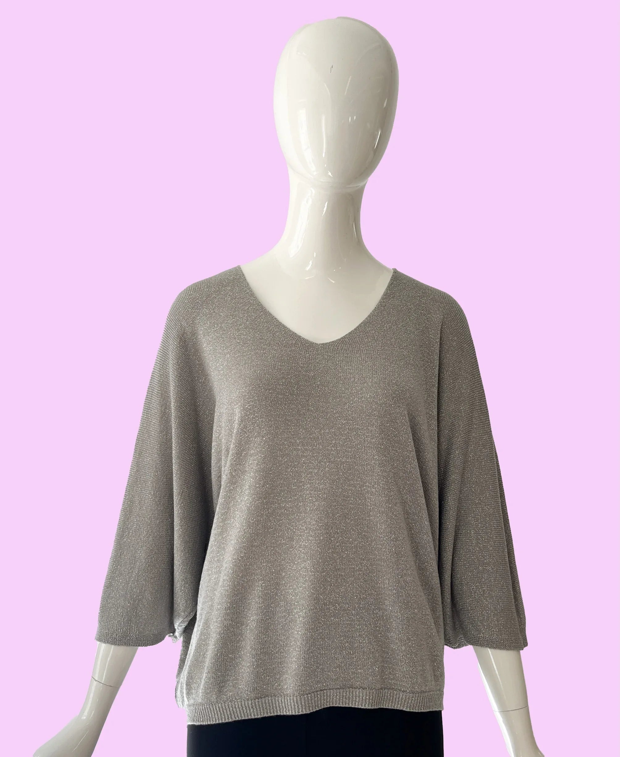 Produktfoto Pullover in Gris mit Glitzergarn und V-Ausschnitt vom Hamburger Modelabel stegmann mode