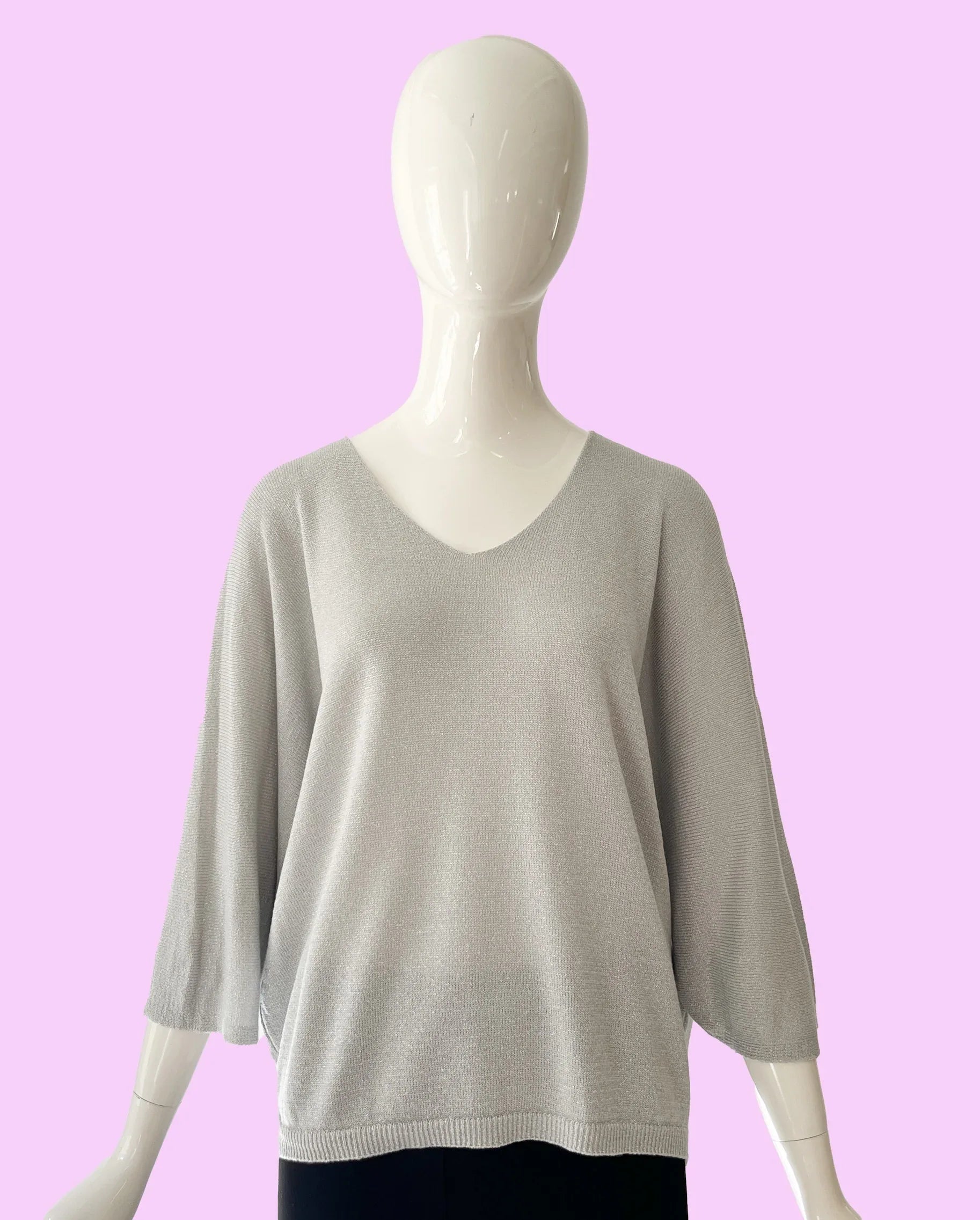 Produktfoto Pullover in Gris Clair mit Glitzergarn und V-Ausschnitt vom Hamburger Modelabel stegmann mode