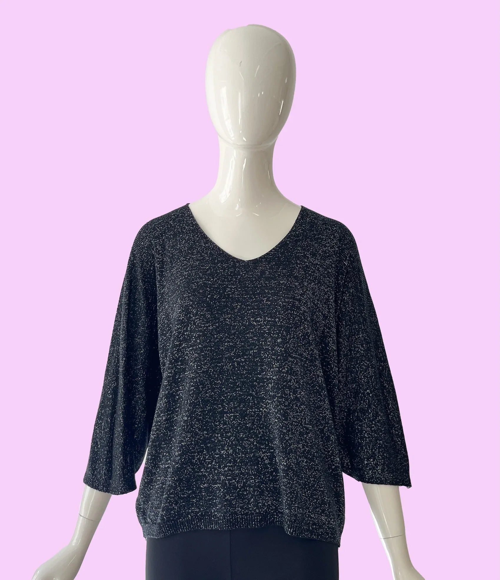 Produktfoto Pullover in Noir mit Glitzergarn und V-Ausschnitt vom Hamburger Modelabel stegmann mode