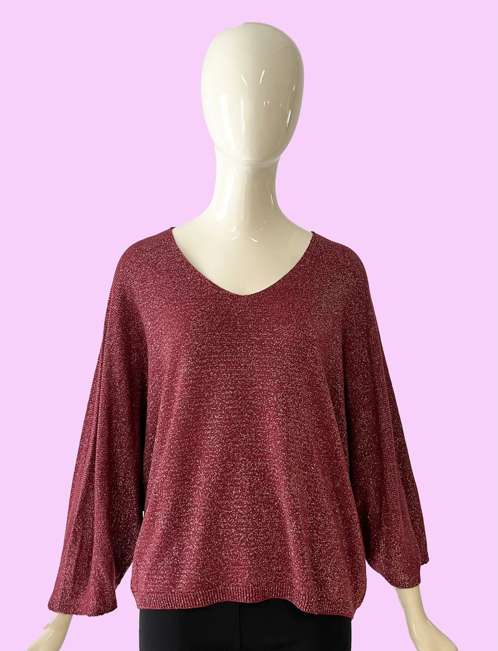 Produktfoto Pullover in Rouge Cerise mit Glitzergarn und V-Ausschnitt vom Hamburger Modelabel stegmann mode