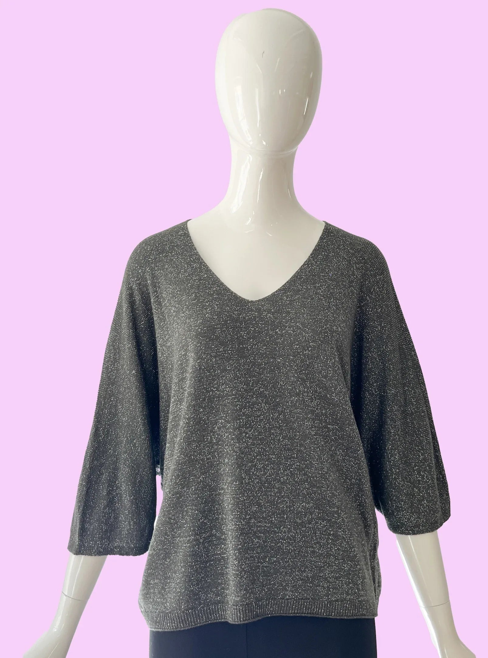 Produktfoto Pullover in Taupe mit Glitzergarn und V-Ausschnitt vom Hamburger Modelabel stegmann mode