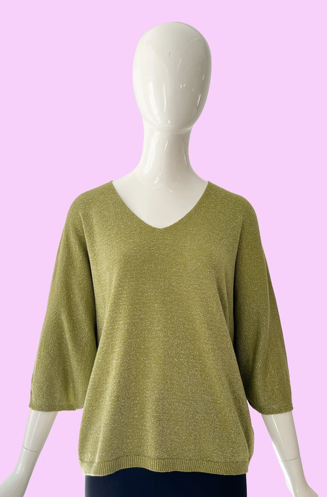 Produktfoto Pullover in Vert Anis mit Glitzergarn und V-Ausschnitt vom Hamburger Modelabel stegmann mode