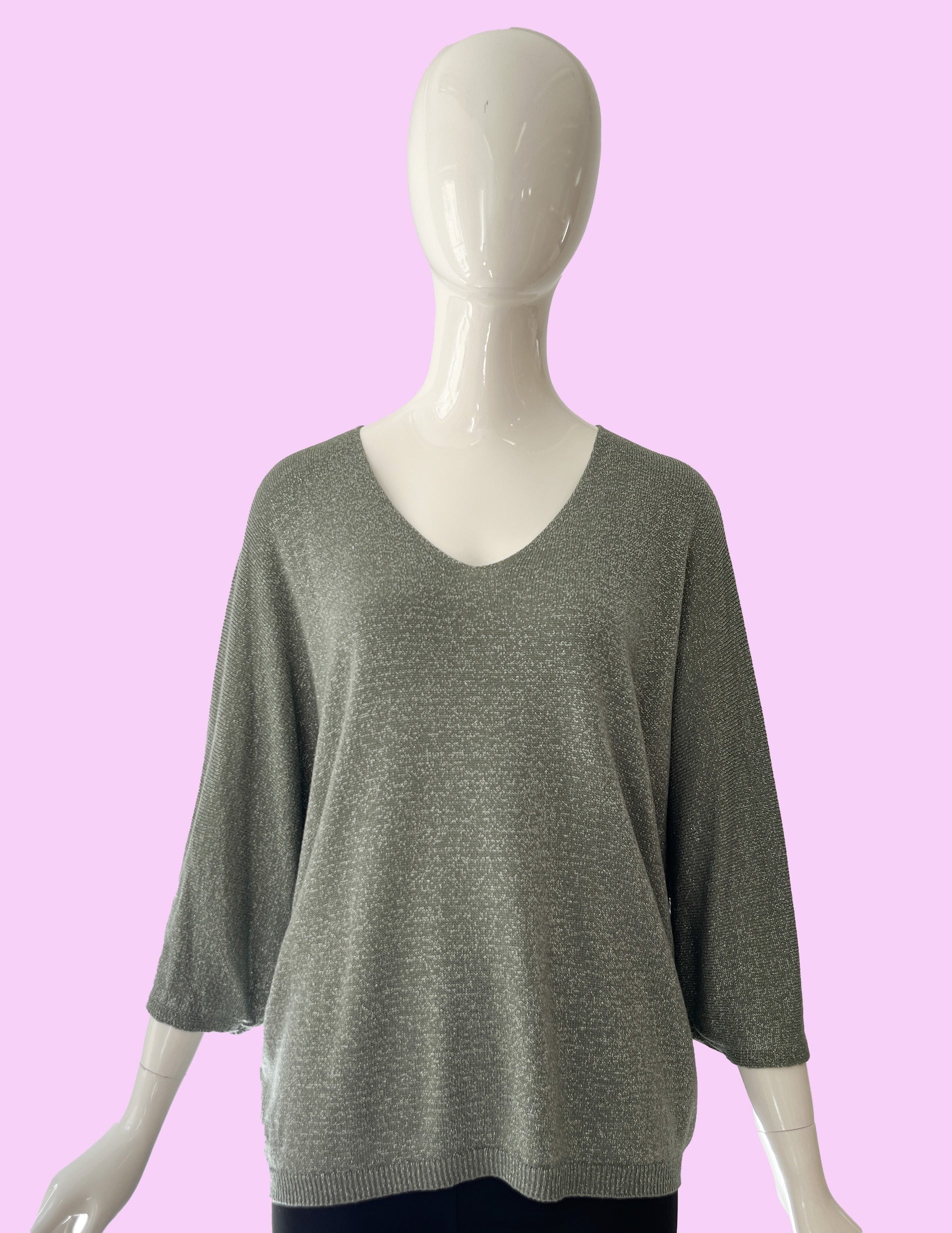 Produktfoto Pullover in Vert Kaki mit Glitzergarn und V-Ausschnitt vom Hamburger Modelabel stegmann mode