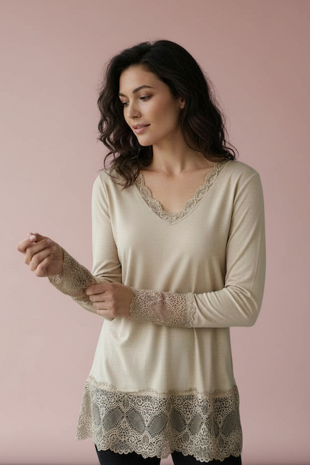 Produktfoto vom Shirt Bonita mit Spitze in der Farbe Beige vom Hamburger Modelabel stegmann mode