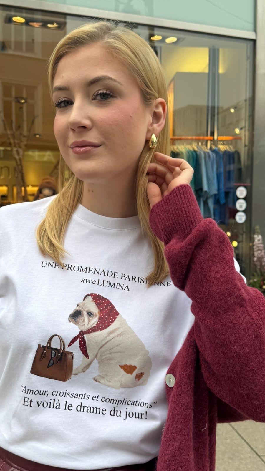 Junge Frau mit T-Shirt mit Bulldoggenmotiv gestylt mit Strickjacke vom Hamburger Modelabel stegmann mode