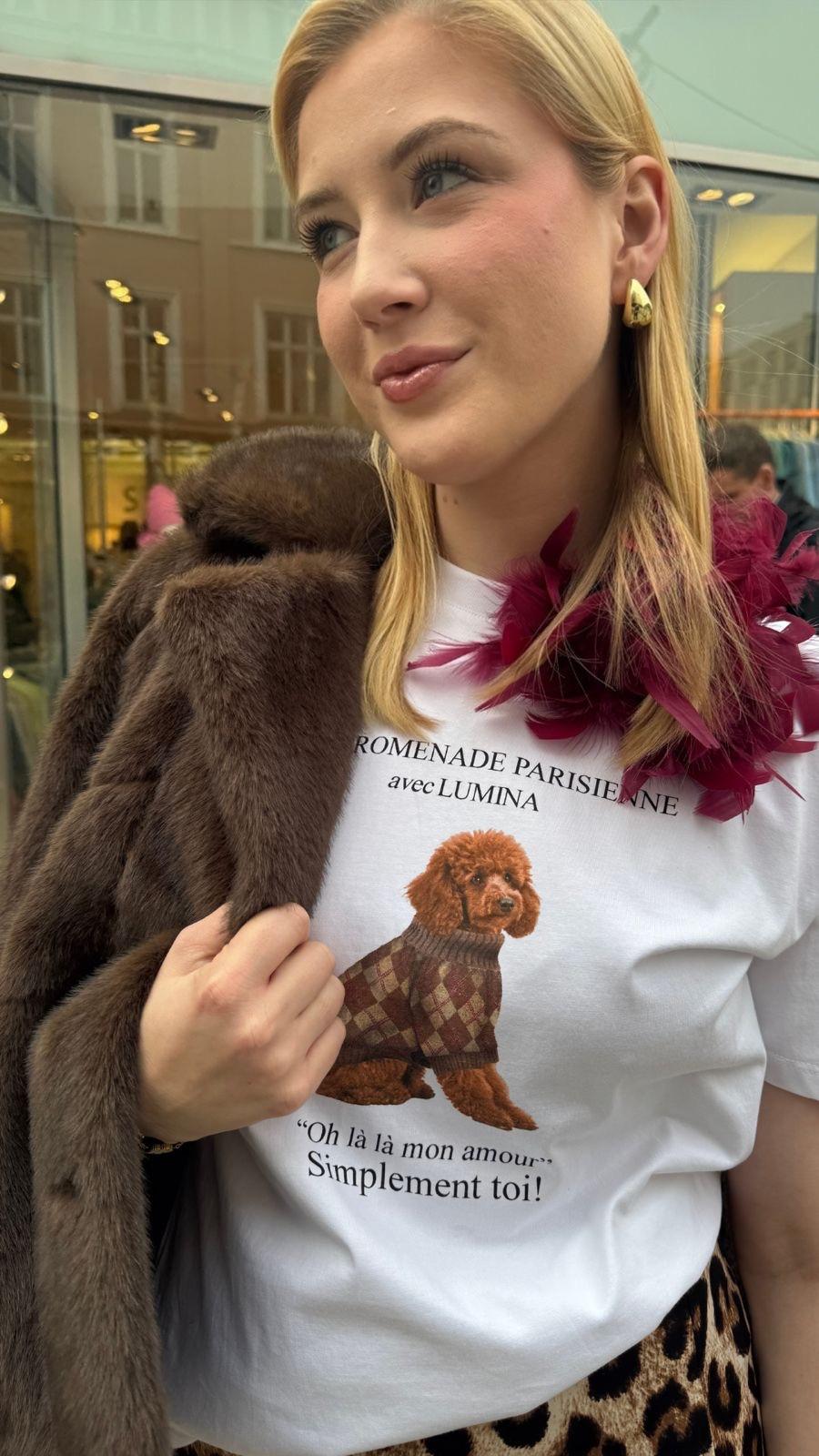 Junge Frau mit T-Shirt mit Pudelmotiv gestylt mit Jacke und Federbrosche vom Hamburger Modelabel stegmann mode