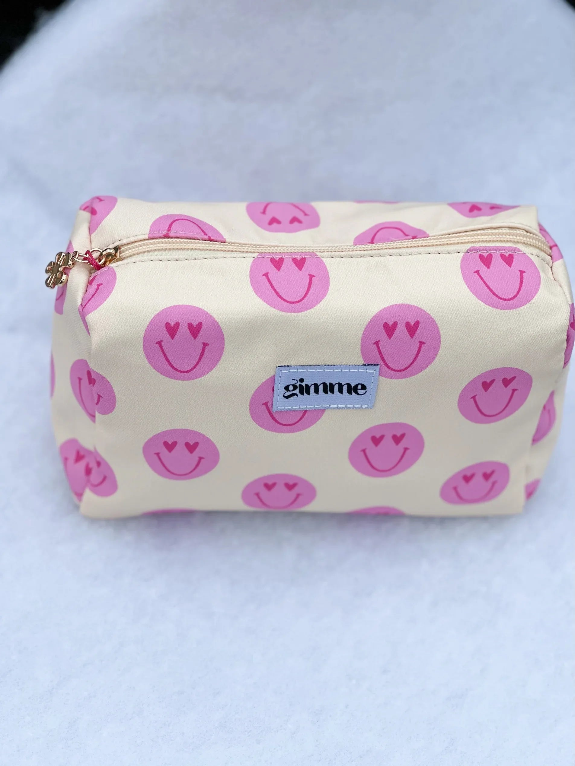 Produktfoto von Kosmetiktasche in der Farbe hellgelb mit rosa Smileys vom Hamburger Modelabel stegmann mode