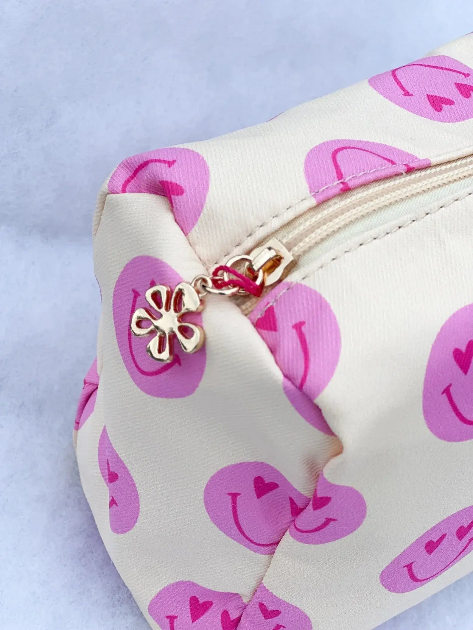 Close Up Produktfoto von Kosmetiktasche in der Farbe hellgelb mit rosa Smileys vom Hamburger Modelabel stegmann mode