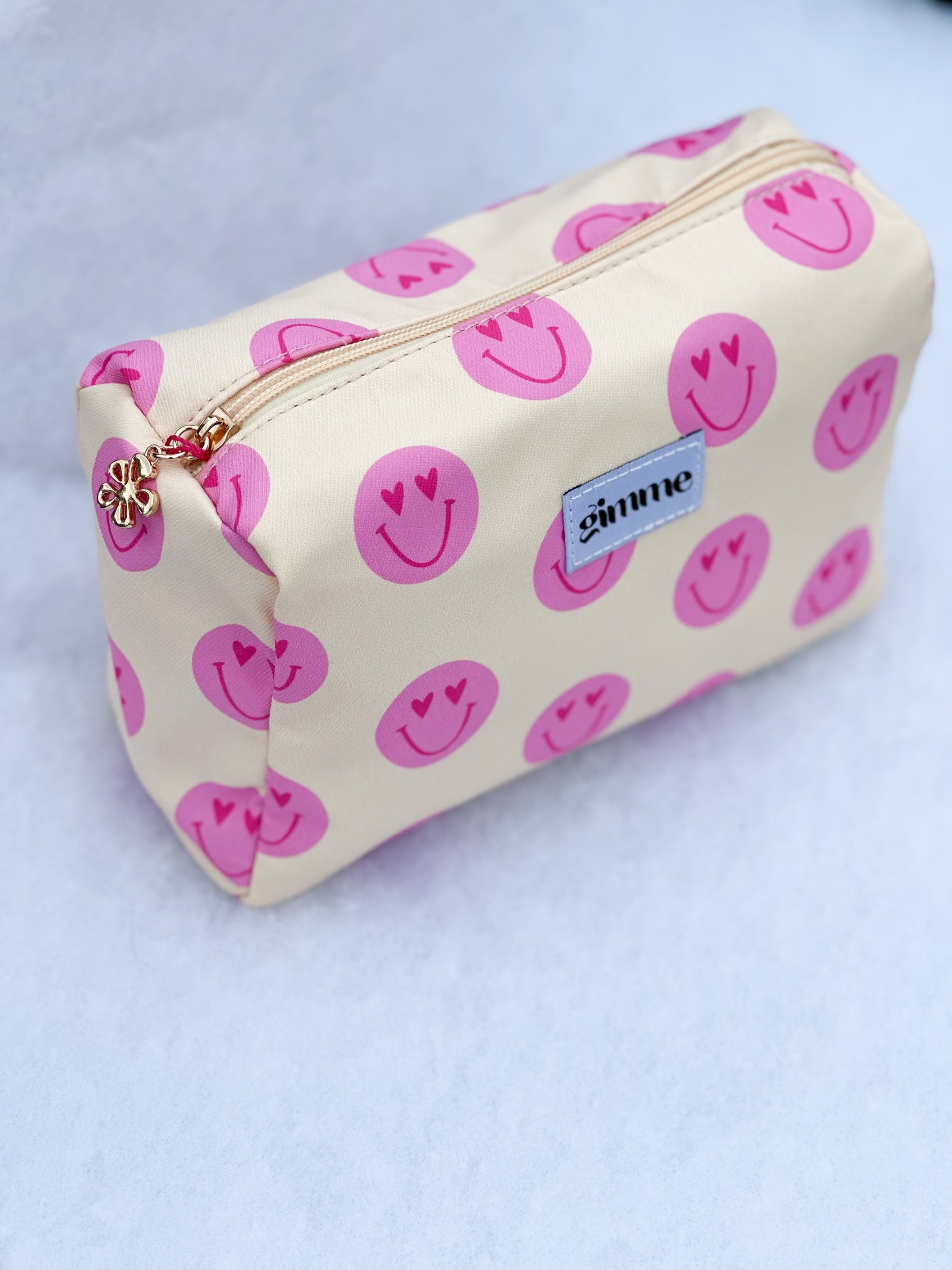 Seitliches Produktfoto von Kosmetiktasche in der Farbe hellgelb mit rosa Smileys vom Hamburger Modelabel stegmann mode