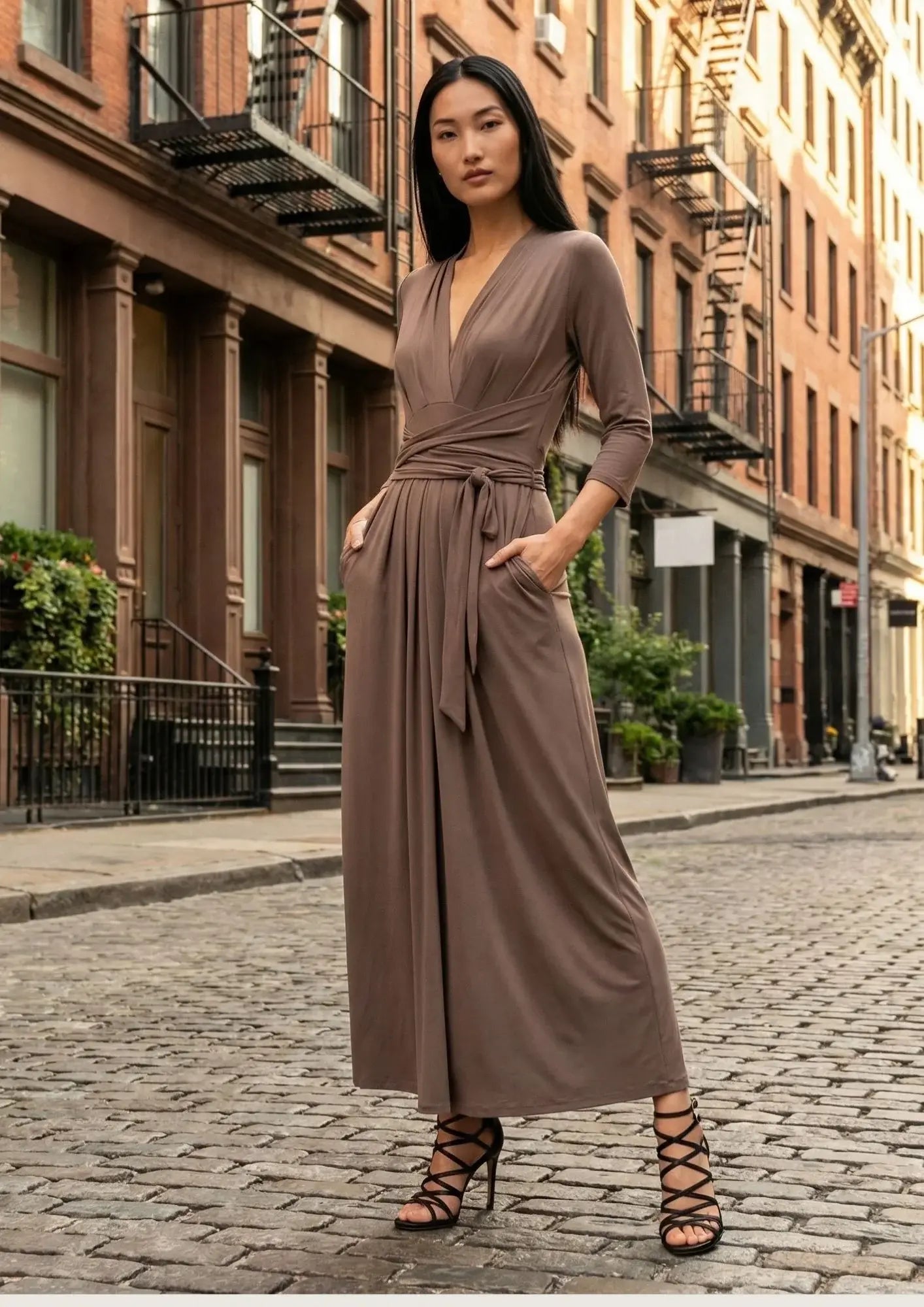 KI Modell im urbanen Umfeld im Kleid Sophia im Print Taupe vom Hamburger Modelabel stegmann mode