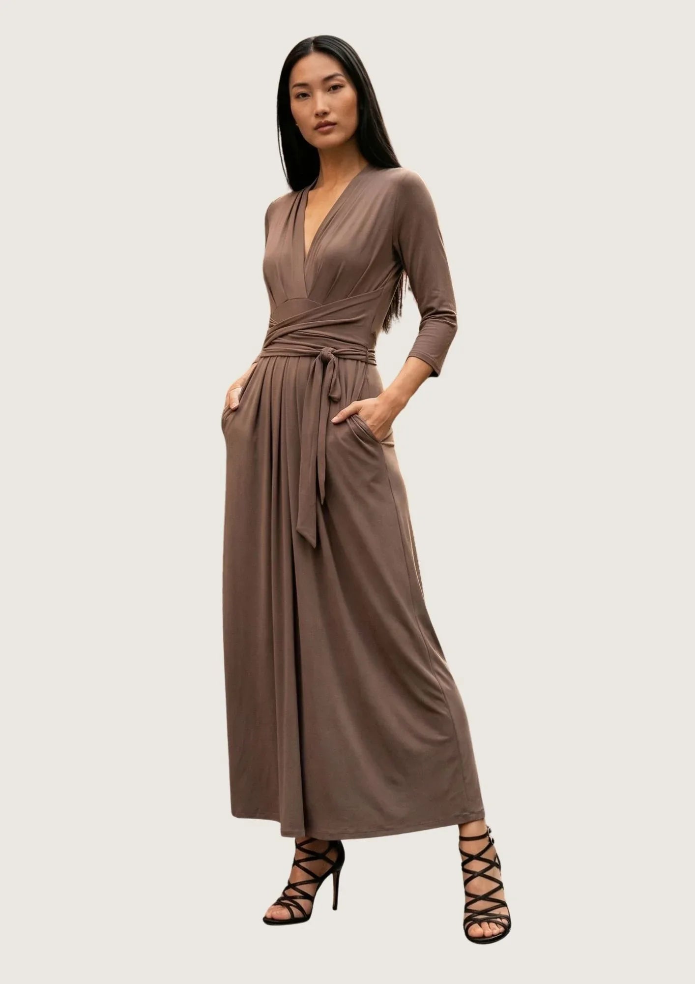 KI Modell im Studio im Kleid Sophia im Print Taupe vom Hamburger Modelabel stegmann mode