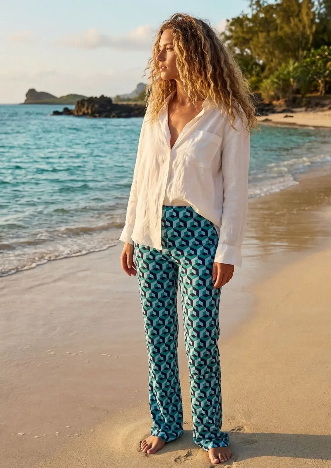 KI generiertes Foto von Frau stehend am Meer in der Hose Spino im Print Cube Bleu vom Hamburger Modelabel stegmann mode