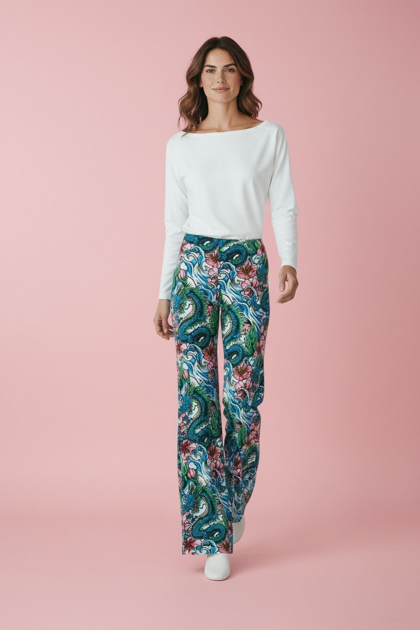 KI generiertes Modell im Studio in der Hose Spino im Print Dragon vom Hamburger Modelabel stegmann mode