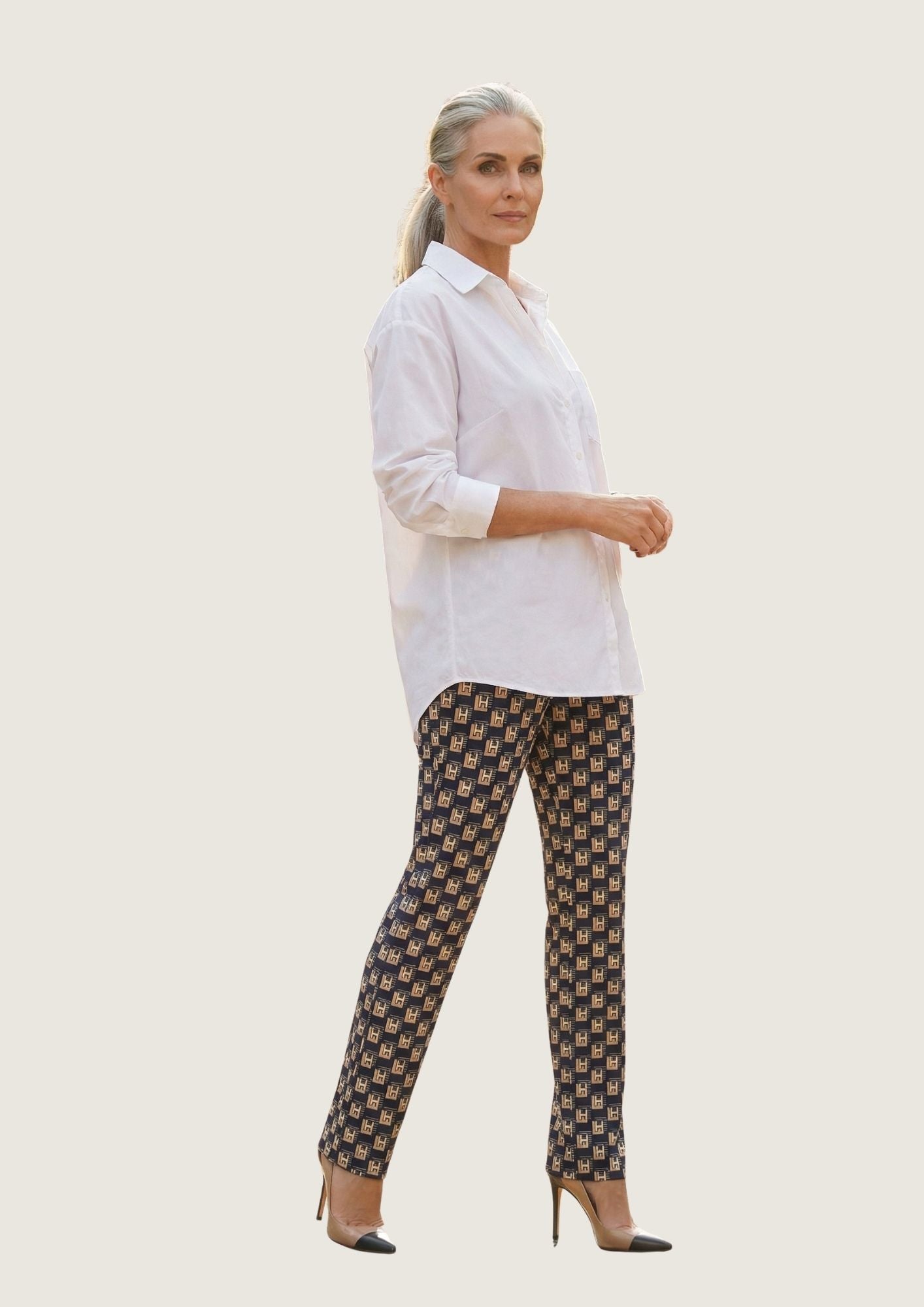 KI Modell im Studio in der Hose Spino im Print Hetage vom Hamburger Modelabel stegmann mode