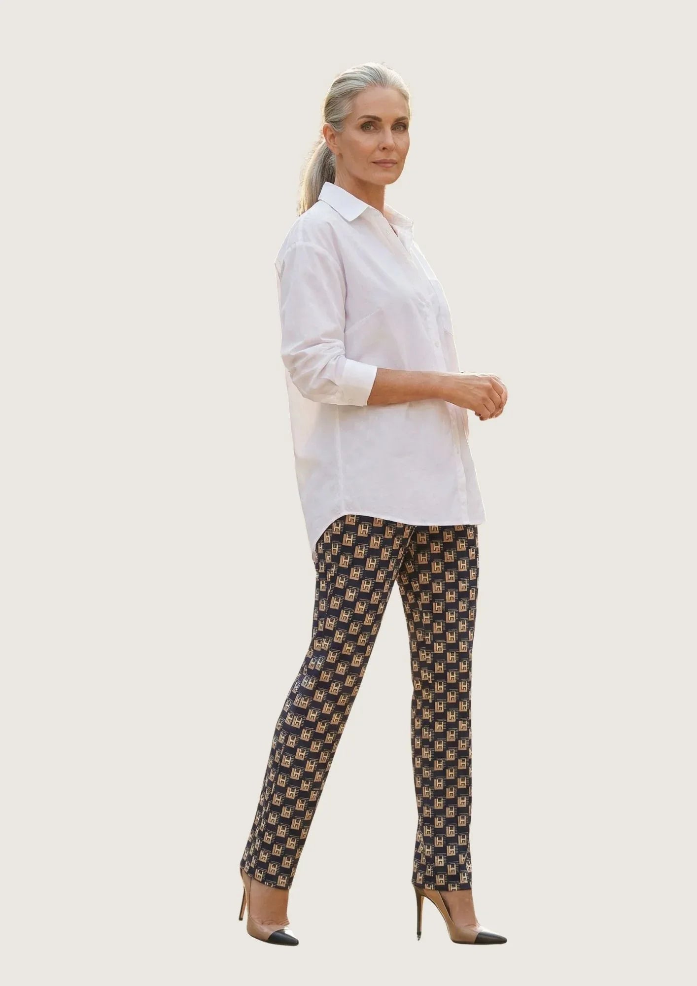 KI Modell im Studio in der Hose Spino im Print Hetage vom Hamburger Modelabel stegmann mode