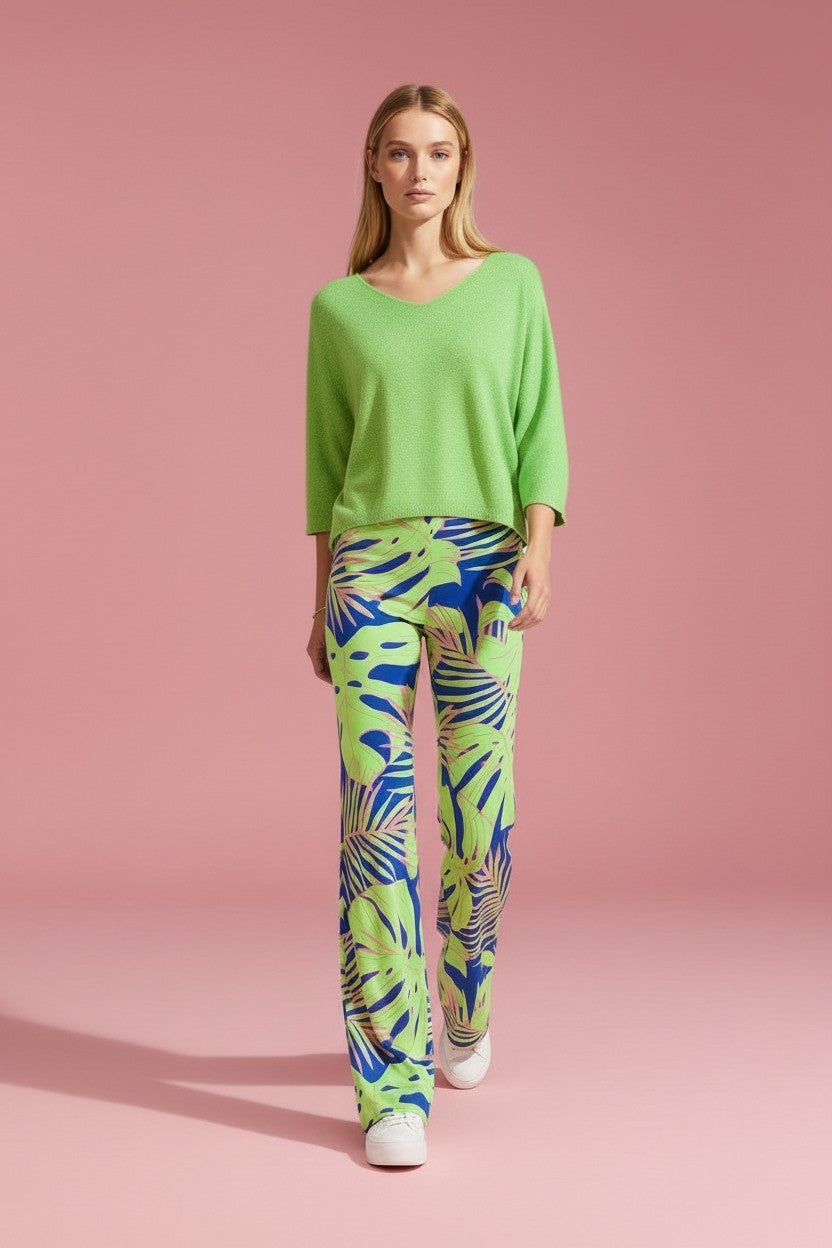 KI generiertes Modell im Studio in der Hose Spino im Print Monstera vom Hamburger Modelabel stegmann mode