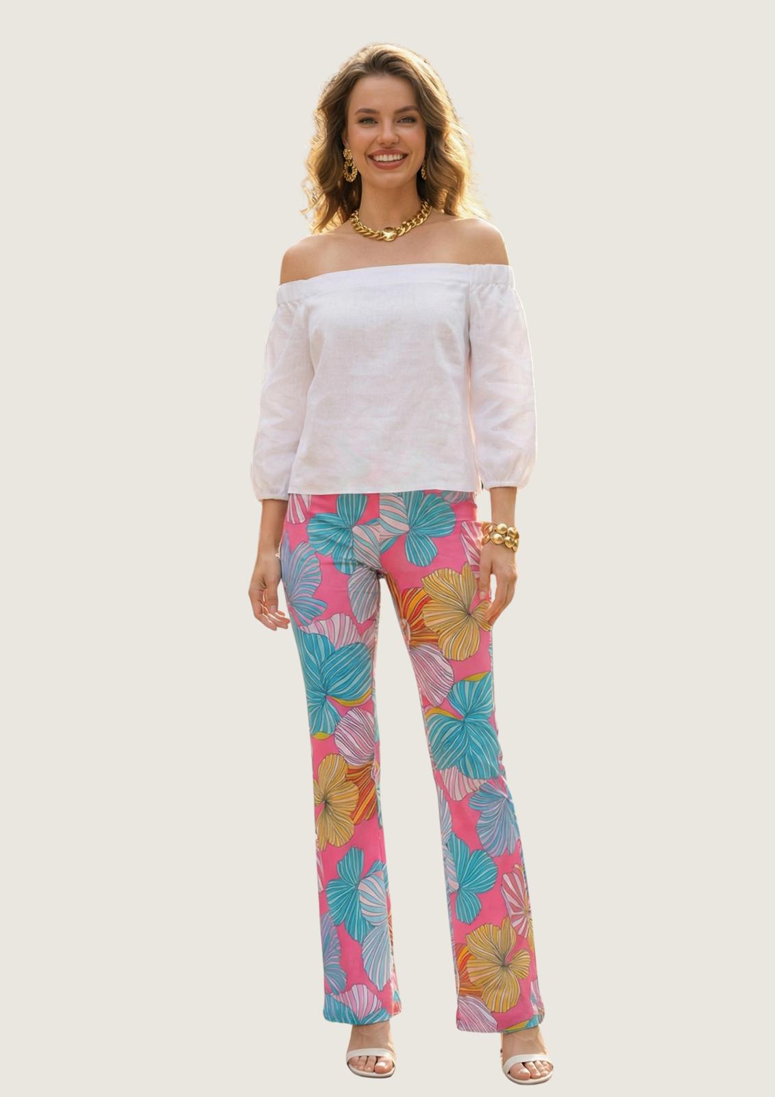 KI Modell im Studio in der Hose Spino im Print Poppy Fleurs vom Hamburger Modelabel stegmann mode