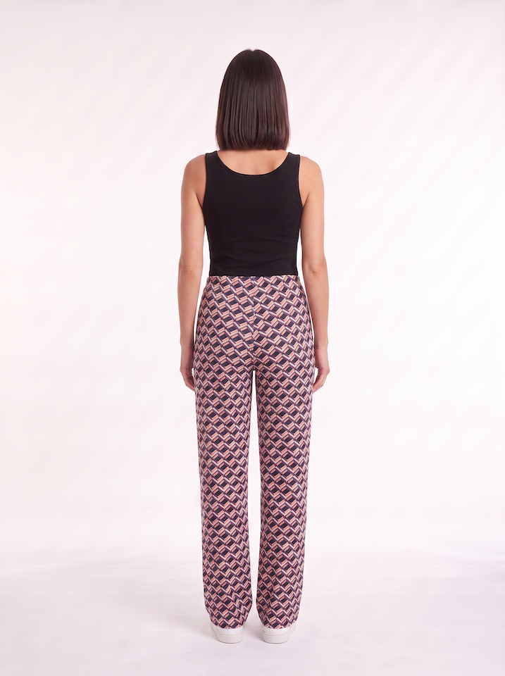 KI generiertes Model von hinten im Studio in der Hose Spino im Print Mosaik Rose vom Hamburger Modelabel Stegmann Mode