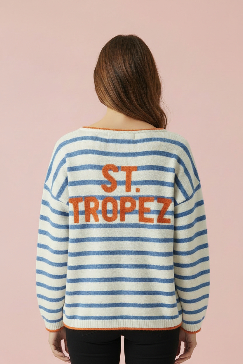 KI generiertes Modell von hinten im Studio im gestreiften Pullover mit Schriftzug St. Tropez vom Hamburger Modelabel stegmann mode