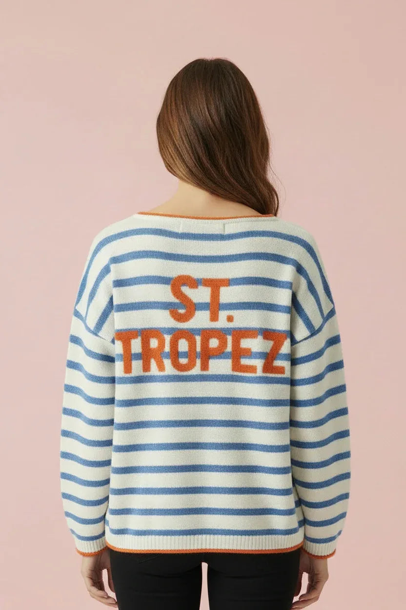KI generiertes Modell von hinten im Studio im gestreiften Pullover mit Schriftzug St. Tropez vom Hamburger Modelabel stegmann mode