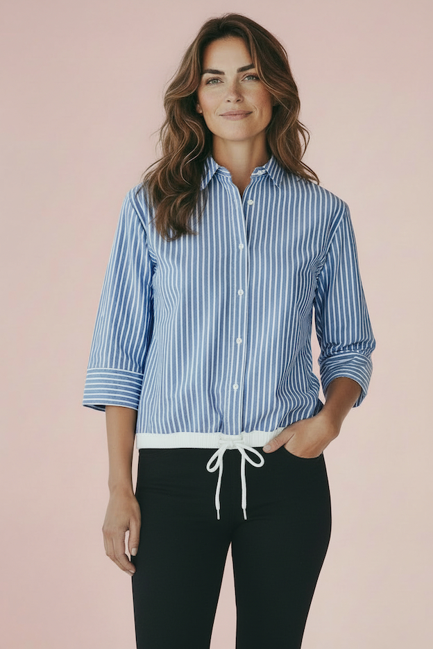 KI generiertes Modell in Studio in blau / weiß gestreifter Bluse von Blueberry vom Hamburger Modelabel stegmann mode