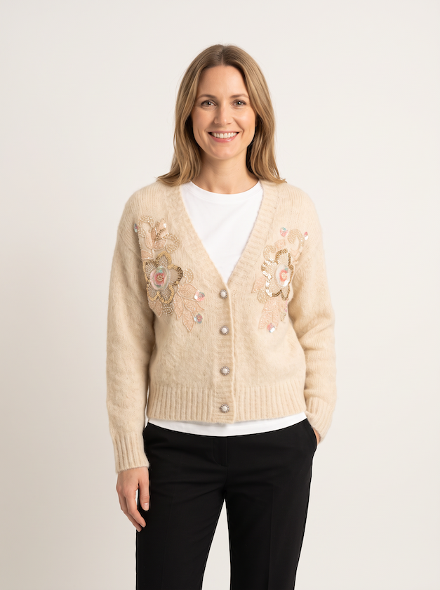 KI generiertes Modell im hellen Studio in der Strickjacke Babette vom Hamburger Modelabel Stegmann Mode