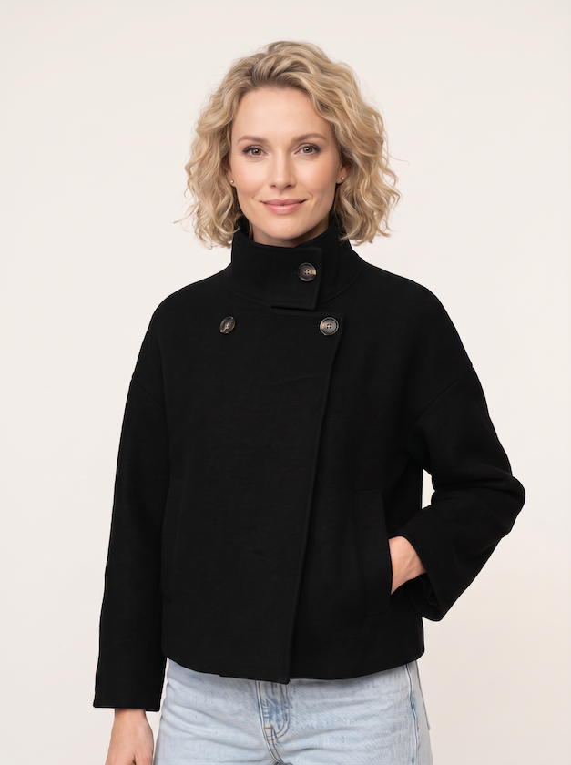 KI generiertes Modell im hellen Studio in der Strickjacke Kaminkragen vom Hamburger Modelabel Stegmann Mode