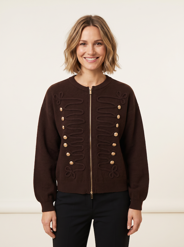KI generiertes Modell in einem hellen Studio in der Strickjacke Napoleon in der Farbe Braun vom Hamburger Modelabel Stegmann Mode