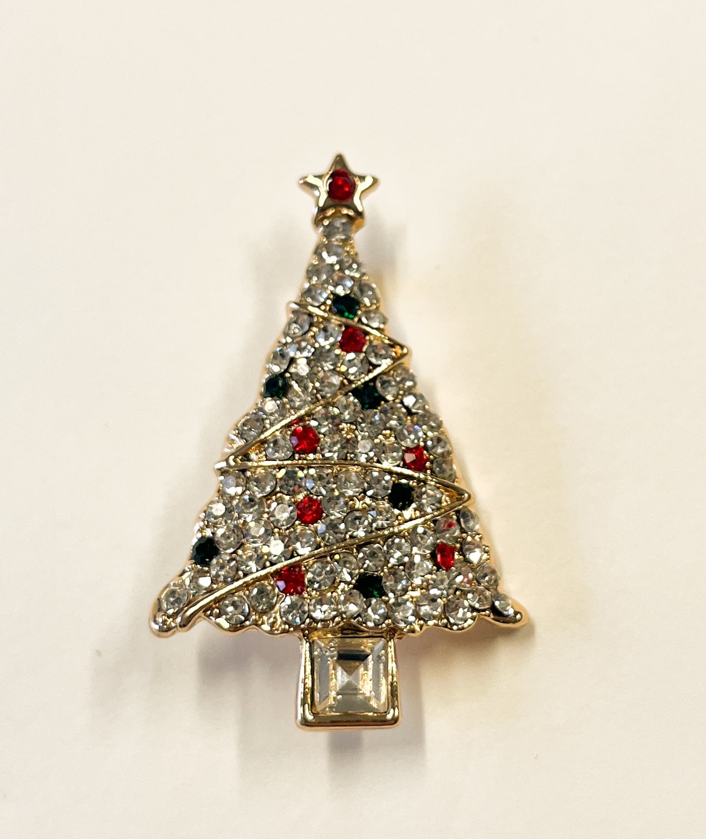 Produktfoto von weihnachtlicher Brosche in Tannenbaumform in Silber vom Hamburger Modelabel stegmann mode