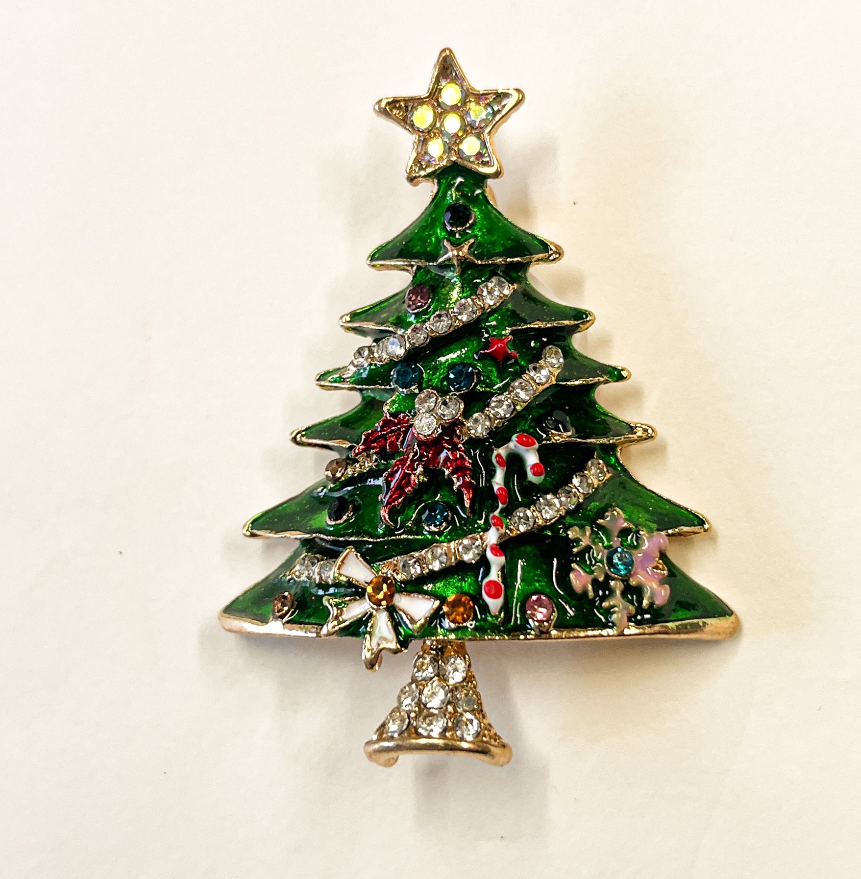 Produktfoto von weihnachtlicher Brosche in Tannenbaumform in Grün vom Hamburger Modelabel stegmann mode