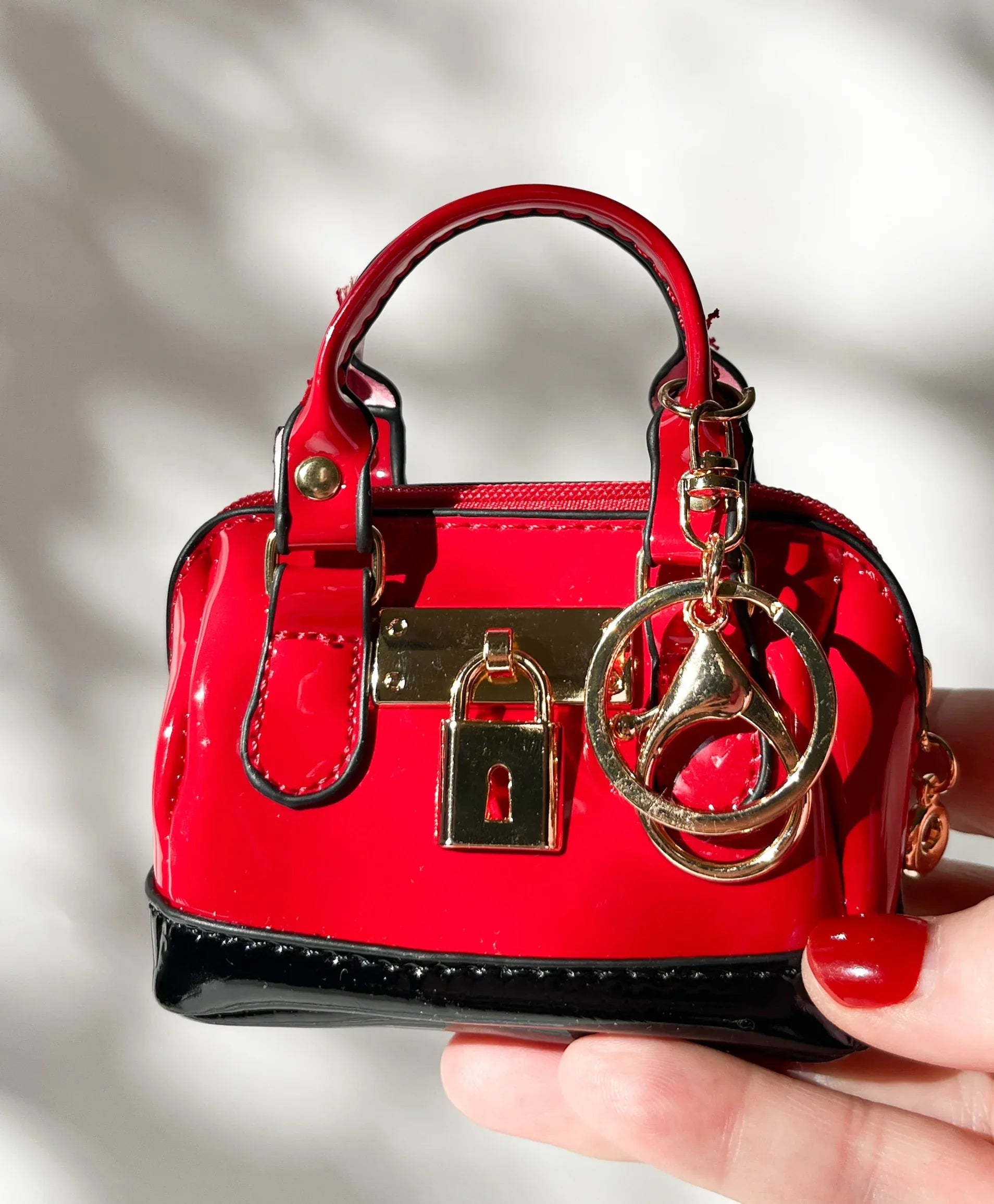 Produktfoto Minitasche als Taschenanhänger in der Farbe Lack Rot vom Hamburger Modelabel stegmann mode