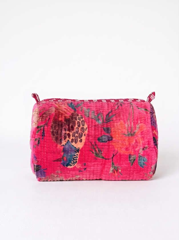 Produktfoto von Kosmetiktasche Velvet aus Samt in der Farbe rot in der Größe gross vom Hamburger Modelabel Stegmann Mode