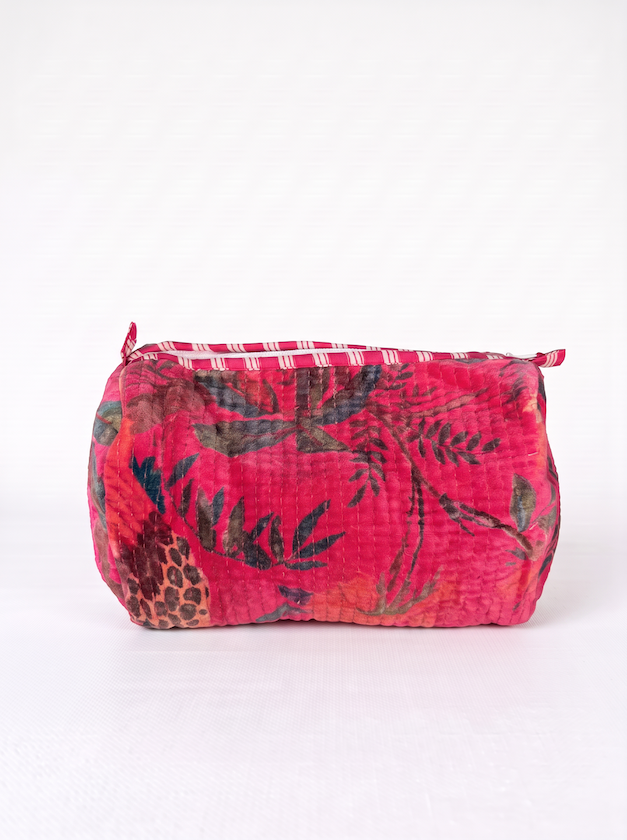 Produktfoto von Kosmetiktasche Velvet aus Samt in der Farbe rot in der Größe klein vom Hamburger Modelabel Stegmann Mode