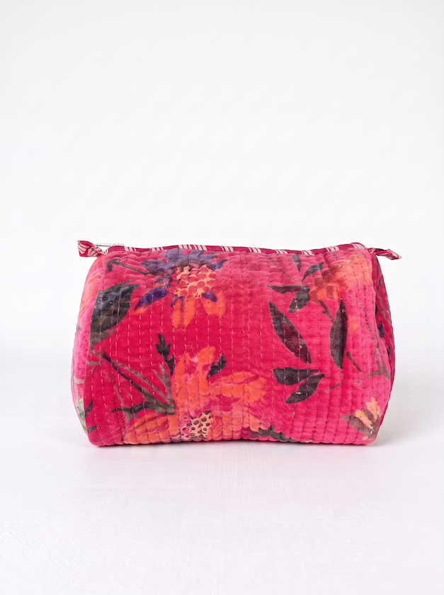 Produktfoto von Kosmetiktasche Velvet aus Samt in der Farbe rot in der Größe mittel vom Hamburger Modelabel Stegmann Mode