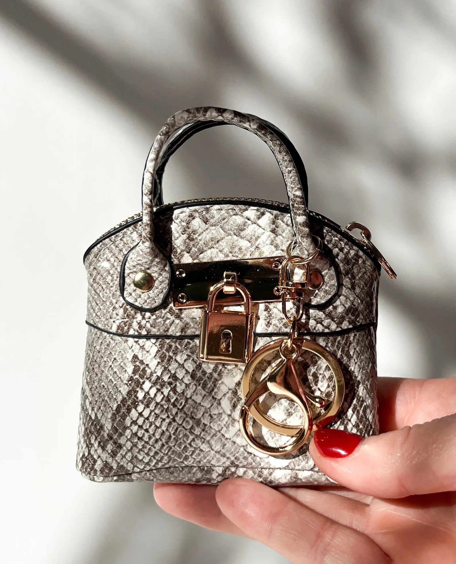 Produktfoto Minitasche als Taschenanhänger in der Farbe Python vom Hamburger Modelabel stegmann mode