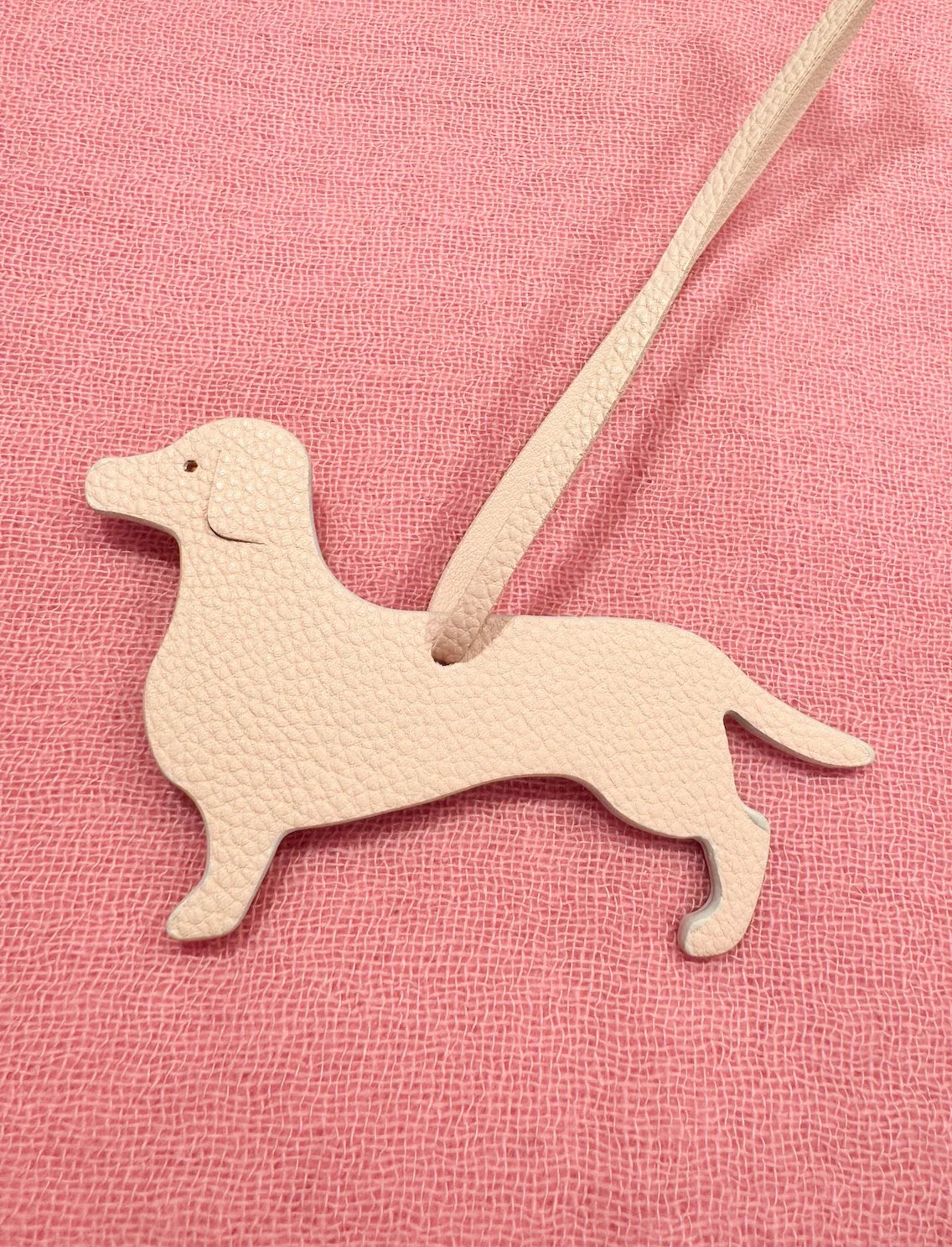 Produktfoto Taschenanhänger in Dackelform aus hochwertigem Leder in der Farbe Beige vom Hamburger Modelabel stegmann mode