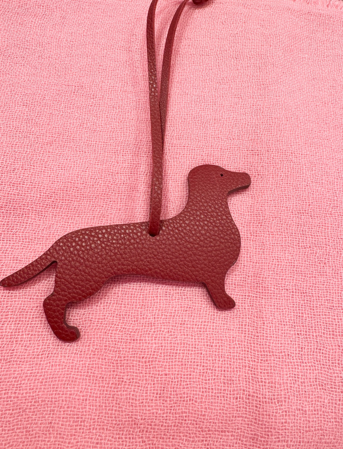 Produktfoto Taschenanhänger in Dackelform aus hochwertigem Leder in der Farbe Bordeaux vom Hamburger Modelabel stegmann mode