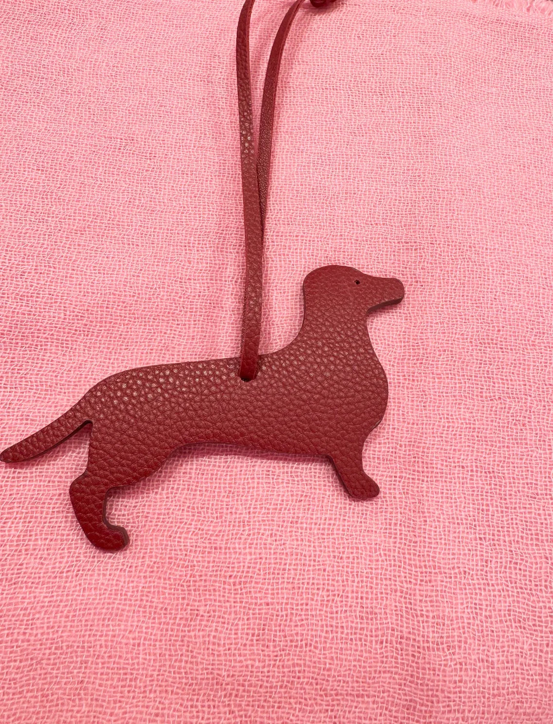 Produktfoto Taschenanhänger in Dackelform aus hochwertigem Leder in der Farbe Bordeaux vom Hamburger Modelabel stegmann mode