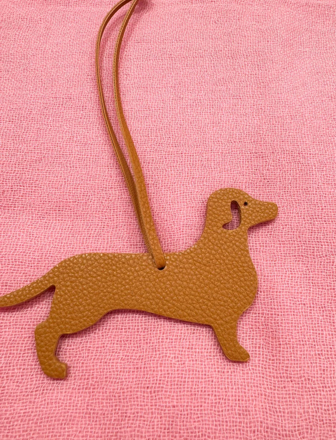 Produktfoto Taschenanhänger in Dackelform aus hochwertigem Leder in der Farbe Braun vom Hamburger Modelabel stegmann mode