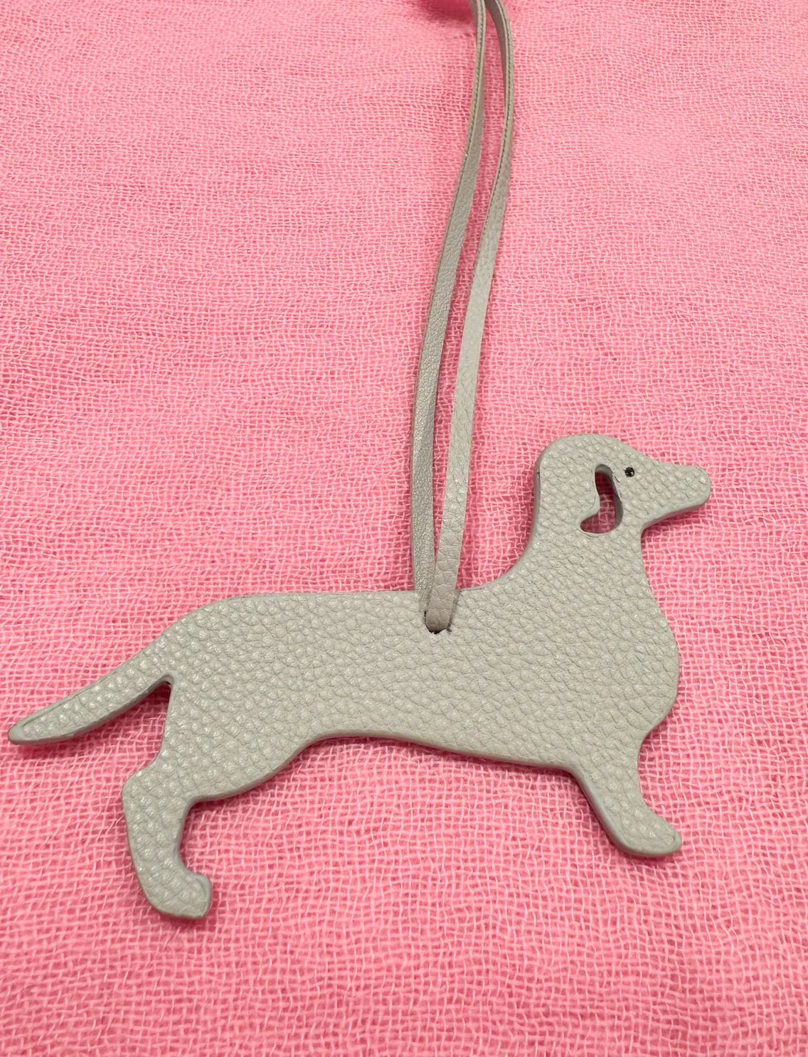 Produktfoto Taschenanhänger in Dackelform aus hochwertigem Leder in der Farbe Grau vom Hamburger Modelabel stegmann mode