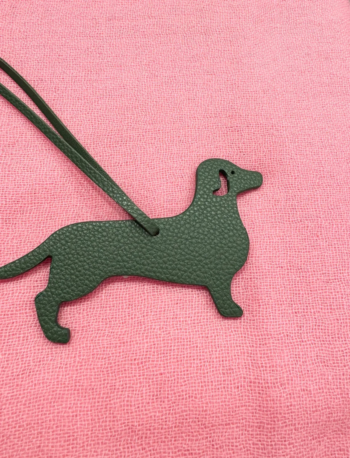 Produktfoto Taschenanhänger in Dackelform aus hochwertigem Leder in der Farbe Grün vom Hamburger Modelabel stegmann mode
