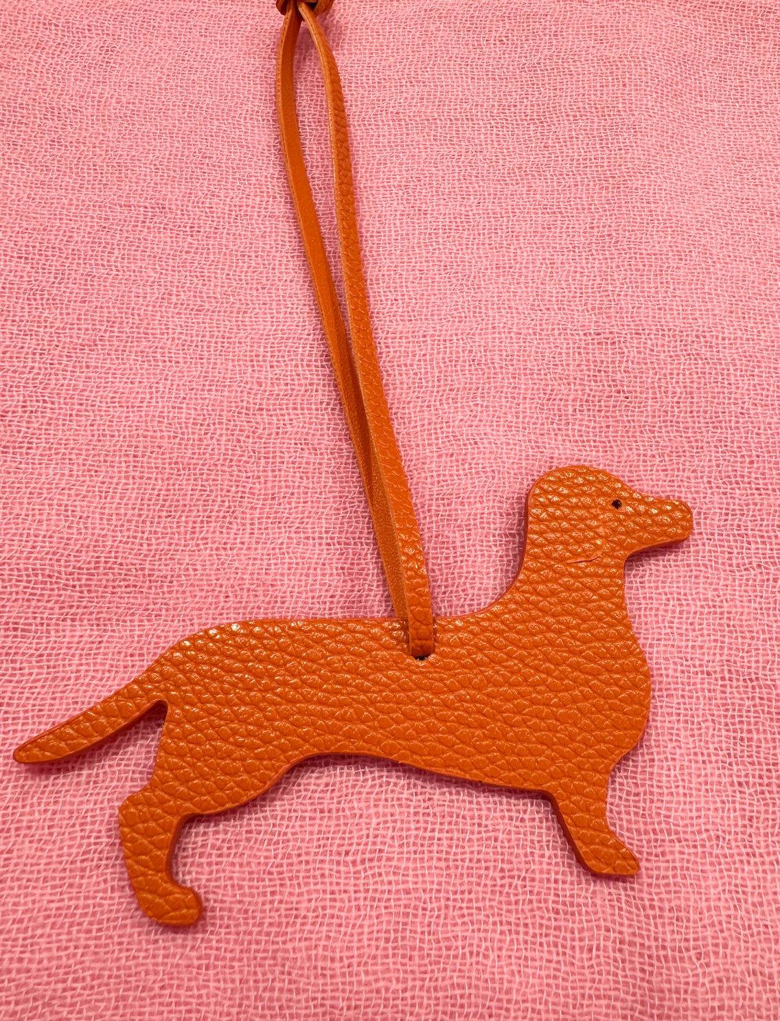 Produktfoto Taschenanhänger in Dackelform aus hochwertigem Leder in der Farbe Orange vom Hamburger Modelabel stegmann mode